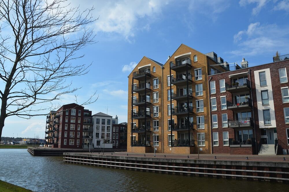 Appartementen met kleurige puntgevels langs de kade van de haven van Huizen